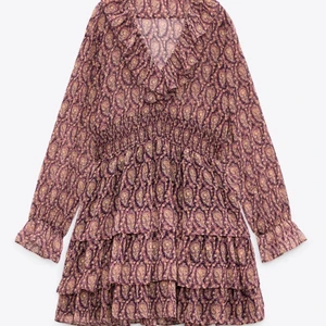 Volangklänning zara - Säljer denna populära klänning från Zara, passar till alla tillfällen! Lägger ut igen pga. oseriös köpare. 