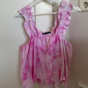 Rosa topp - Rosa/vit topp från zara, perfekt till en sommar dag!