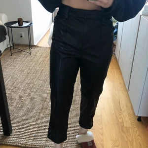 Skinnbyxor - Så snygga skinnbyxor från H&M. Sitter inte så tight på mig men väldigt snygga. De är i storlek 40 och jag brukar ha 36. Lite stora i midjan men passar bra annars