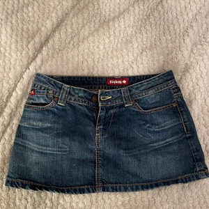 söt jeanskjol - Söt jeanskjol.  (min mammas tidigt 2000-tal). Skickar absolut fler bilder hur den ser ut på om det önskas. 