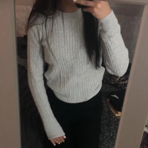 grå långärmad tröja - grå typ kavelstickad tröja från Gina Tricot. Den är i storlek s och i väldigt bra skick 😚 