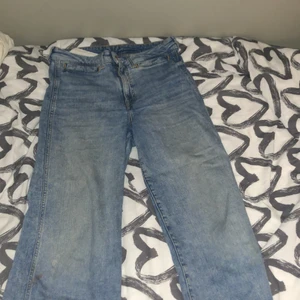 H&M jeans  - Ett par blåa h&m jeans, vida, ca 89 cm från knappen till byxbenets ände.