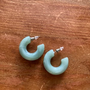 Ljusgröna örhängen  - Ljusgröna örhängen, ser ut som marmor. 