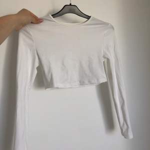 Fräsch & croppad vit tröja! Har en liten fläck som jag ej fått bort i tvätten. 