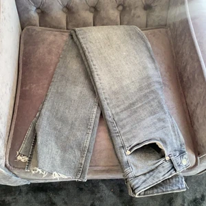 Zara jeans - Gråa jeans från zara, knappt använda passar bra om du är runt 165