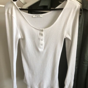 Tröja från vero Moda - Tröja från vero Moda i storlek M, funkar på mig som har storlek S i vanliga fall, stretchig i materialet, använt endast en gång, i fint skick🥰🥰
