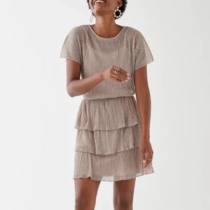 Glittrig volangklänning - Glittrig volangklänning från Gina Tricot! Storlek 34 men passar xs-s 🤍 Använd en gång på ett bröllop sån jättefint skick fortfarande, köpt för 2/3 år sedan så helt slutsåld! Skriv om du vill ha fler bilder :)