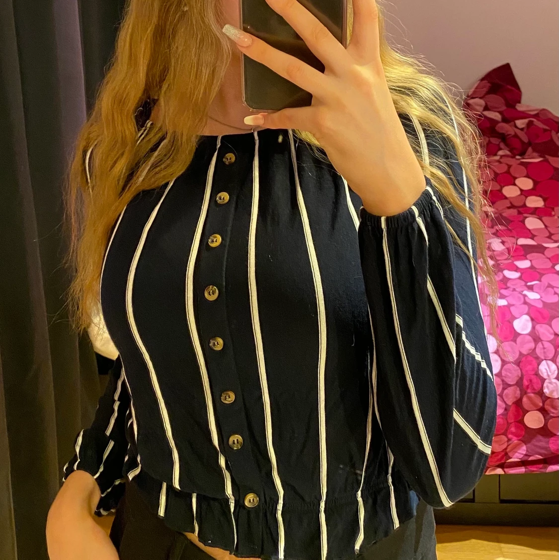 Mörkblå blus med vita ränder