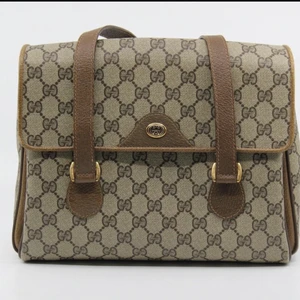 Gucci äkta vintage - Unik vintage väska i god skick . Mycket fint begagnad skick lite slitage på handtagen knapp . L ca 26 cm H ca 22 cm B ca 10 cm . Med äktehegsintyg från Willhelmina.