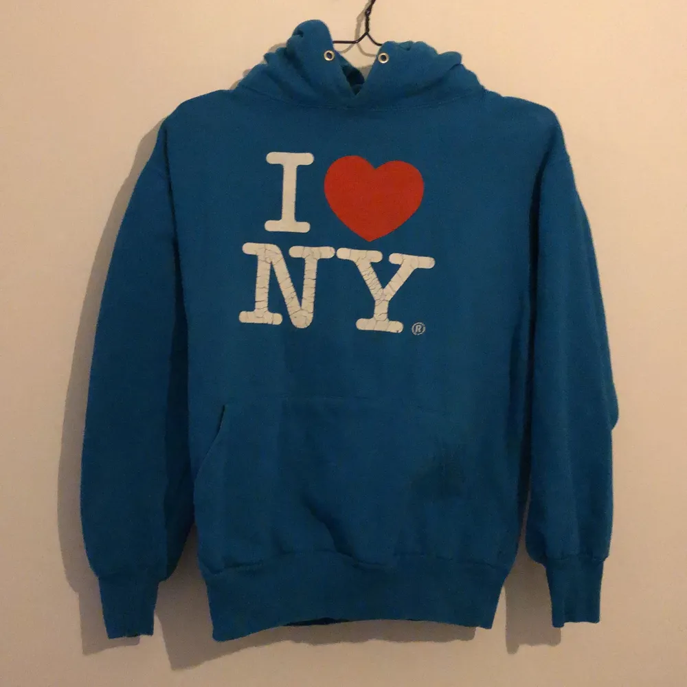 i love ny hoodie i vintage skick! storlek M och köparen står för frakt 💚. Hoodies.