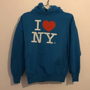 i love ny hoodie  - i love ny hoodie i vintage skick! storlek M och köparen står för frakt 💚