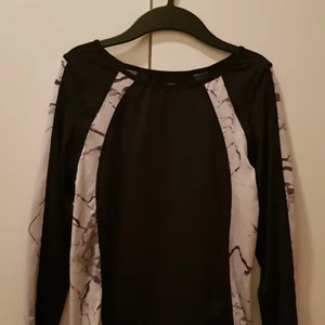 Stronger tröja - En stronger tröja med marmor på ärmarna i väldigt fint skick storlek S. Kö Gratis frakt😊