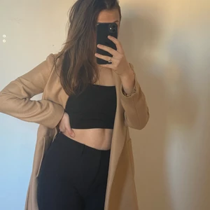 Beige Zara kappa - En beige kappa från zara i nyskick! Den har ett band och är i ett ganska tjockt material