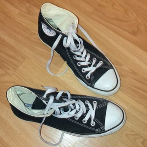 Converse  - Converse i storlek 40 i fint skick! köparen står för frakt 💚