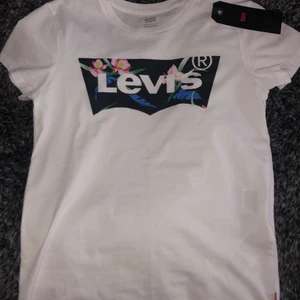 levis t-shirt - fin levis t-shirt med detta somriga tryck. den är helt ny med prislapp kvar. storlek xs. 😽