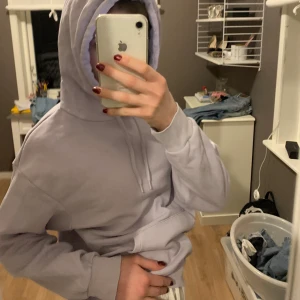 Mysig ljuslila hoodie från MONKI 💜 - Sparsamt använd hoodie, storlek XS. Varm och har ett skön fluffig insida. (Se sista bilden).