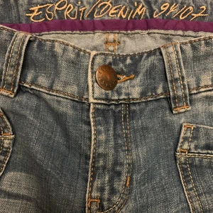 Baggy Jeans - Jeansen är köpta från Sellpy för 160kr. De sitter för stora för mig i midjan och färgen var lite för ljus. Men fickorna är coola och jeansen kan bli stylade snygga. Jag är 162/163.
