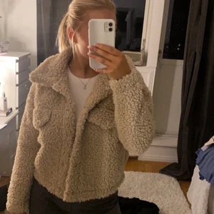 Jacka - Nu säljer jag min fina vårjacka från Gina tricot, köpt för 400kr. Använd en gång.