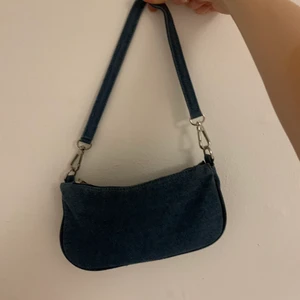 Väska  - Supersöt y2k väska i jeans från zara. Sällan använd och i fint skick. 