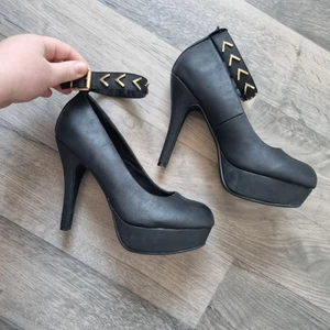 Klackskor med guldetaljer - Använda 1 gång. Ser helt nya ut! 🖤  (Frakt/porto kan diskuteras)