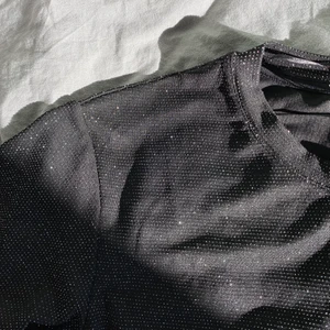 Glittrig t-shirt - Jättefin t-shirt, helt ny till och med prislapp på. Frakten ingår inte i priset!💞💞💞