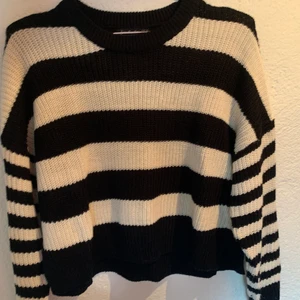 Stickad randig tröja , 🖤100kr+frakt - Stickad tröja från bershka, har inte kommit till andvändnibg mer en än gång. Är i storlek S🤍🖤