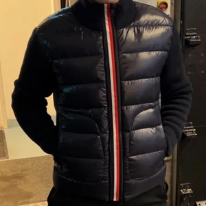 Moncler cardigan Srl 4 - Säljer min moncler cardigan då jag tycker den är lite för kort för mig som är 190, jackan är använd ett fåtal gånger           Cond: 9,5/10   Köpt från highendmarkets o kvitto finns naturligtvis.