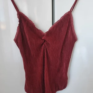 Ribbad body  - Ribbad body i "silke" med lite spets vid urringningen. Scrunchen vid urringningen har gett med sig lite (se sista bilden). Ser dock fortfarande fin ut på 🌹 (Frakt/porto kan diskuteras)