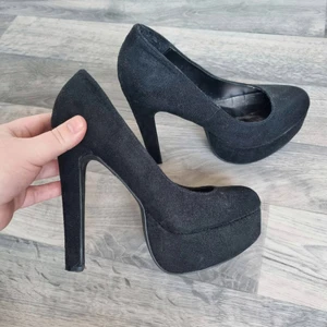 Svarta klackskor - Endast använda 3 gånger 🖤  (Frakt/porto kan diskuteras)