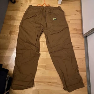 butter goods byxor - butter goods byxor i storlek XL men passar vilken storlek som helst då dem har snöre i midjan. I jätte fint skick knappt använda. köparen står för frakt 💚