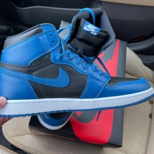 Jordan 1 retro high OG dark marina blue - Sneakersen var inte slitna, jag köpte dem till min man och han gillade dem inte. Storlek US 10.5 / EU 43-44.