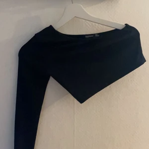 Svart topp - Svart topp med en arm i strl xs 