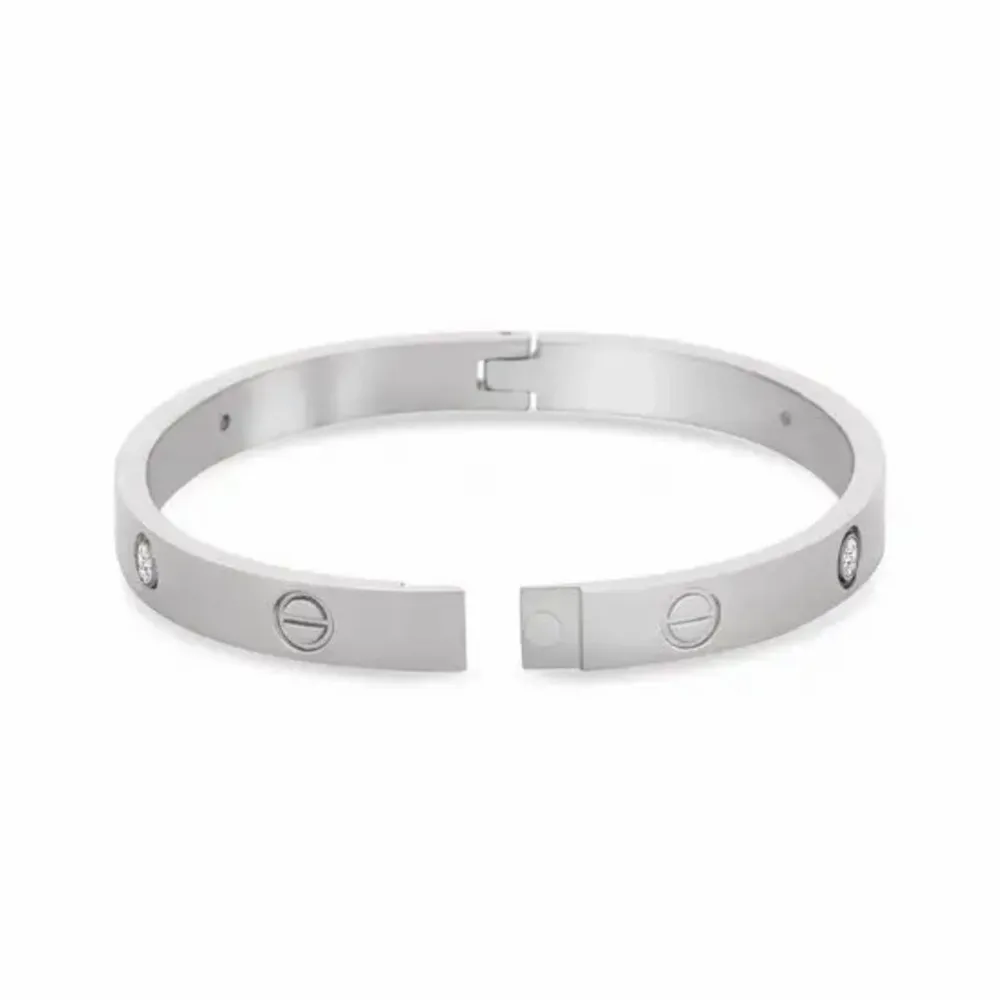 Armbandet är som i nyskick, enbart använd några fåtal gånger. Nypris 1450kr! Originalförpackning medföljer. Kan mötas upp annars, köpare står för fraktkostnaden! Pris kan diskuteras vid snabb affär. . Accessoarer.