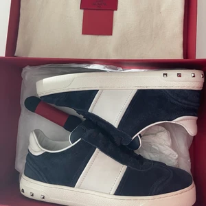 Valentino skor - Säljer ett par valentino skor i storlek 36. Fortfarande bra skick men kommer inte till användning längre 