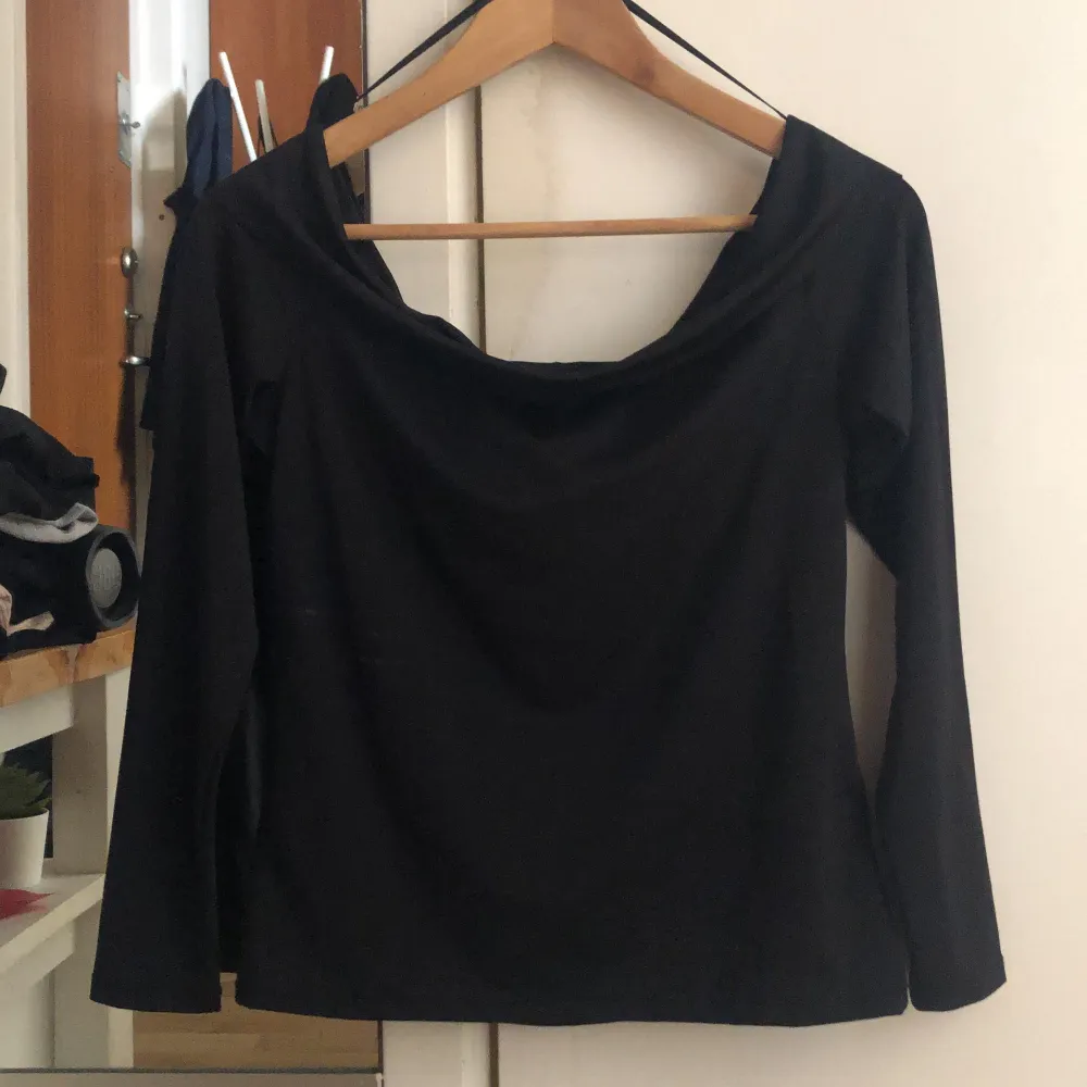 Off-shoulder tröjan från H&M. Använd 2-3 ggr🌸. Tröjor & Koftor.