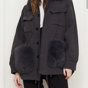 Custommade Jacka💓🙌🏼 - Säljer nu min fina Custommade Windie fur jacket köpt på NK för runt 6000 kr! Detta är den gamla klassiska modellen som inte säljs längre❤️❤️jackan är i nyskick💓så snygg jacka och verkligen så skön, passar dessutom så bra nu!! Skriv för fler bilder! Såld för 7000!