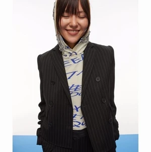 H&M studio AW 2021 - As ball mesh topp från h&m med paljetter på luvan! Aldrig använd därav pris och därför jag säljer den! Priset är exklusive frakt men kan även mötas upp i stockhoms området