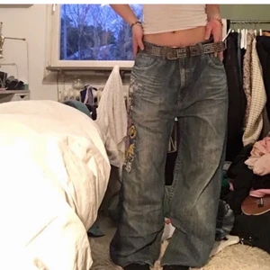 Jeans - Baggy jeans med coola tryck på ena fickan och på ena benet. Den är rätt mycket förstora på mig som har M men det funkar jättebra med ett skärp💕 Lite långa på mig som är 166 cm.