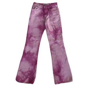Säljer dessa jätte coola rosa tie dye jeans eftersom att de inte passar längre :/ Byxorna är i storlek M men skulle säga att de är mer en S💕