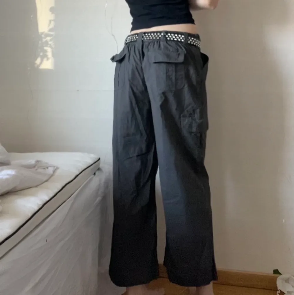 läs allt innan du frågar!🤍 buda i dm! grönbruna cargos köpta second hand. obs passar petit innerbenslängd 60cm. midja 90cm. baggy fit.. Jeans & Byxor.