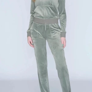 Juicy couture set, både byxor och tröja. - Säljer ett gröt juicy couture set, både tröjan och byxorna för 1700. Båda är helt oanvända och är i storlek L.