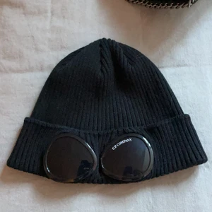 Cp Compny mössa - En Cp Company mössa som jag köpte för några veckor sedan. Köpte ifrån Season i Jönköping. Använd några få gånger. Är i helt perfekt skick. Kvitto finns.