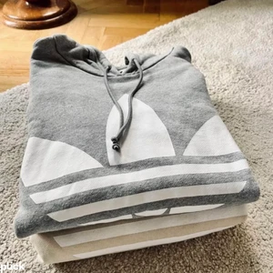Adidas tröjor - 2 stycken adidas Hoodies en beige och en grå strl M 150kr/st