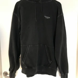Acne studios hoodie - Hoodie från acne, oversize fit storlek M. Mått: armhåla till armhåla: 68 cm, längd: 71 cm, axelbredd: 55 cm