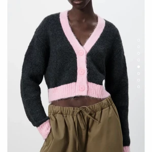   Zara Cardigan - Härlig kofta från Zara, köpt i höstas. Två första bilderna är från Zaras hemsida och den tredje är min egen. Köparen står för frakt. Kan posta omgående. 🖤