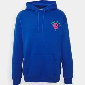Blå hoodie  - En fin blå hoodie som nästan aldrig är använd! Använd ca 2 gånger och i jätte fint skick! Köp från Zalando, köp för 349kr. Säljer då den inte kommer till användning. Hör av er vid frågor!