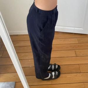 Marinblåa kostymbyxor  - Så fina och sköna högmidiade kostymbyxor köpta på secondhand. Jätte luftigt och härligt tyg. Det står att dom är i storlek 40 men jag skulle säga att dom är 38 - 39🦋 Jag är 175 och för mig är dom lite korta i benen men Annrs sitter som perfekt. 