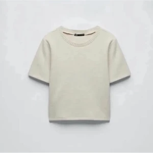 Topp från Zara - Säljer denna fina topp då jag aldrig använder den längre. Använd ett fåtal gånger och är i väldigt bra skick.💕💕 Hör av er för fler bilder💕💕🙏🏼