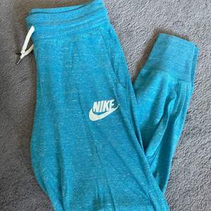 Nike mjukisbyxor (säljer tillhörande hoodie, set) 