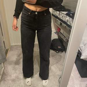 Säljer mina svarta Yoko jeans från monki pga får ingen användning av dom längre. Använt byxorna ett antal gånger men skulle säga att de är ett bra skick på brallorna! Jag har storlek 25 och är 166cm lång, byxorna sitter bra i både midja och längd.🥰